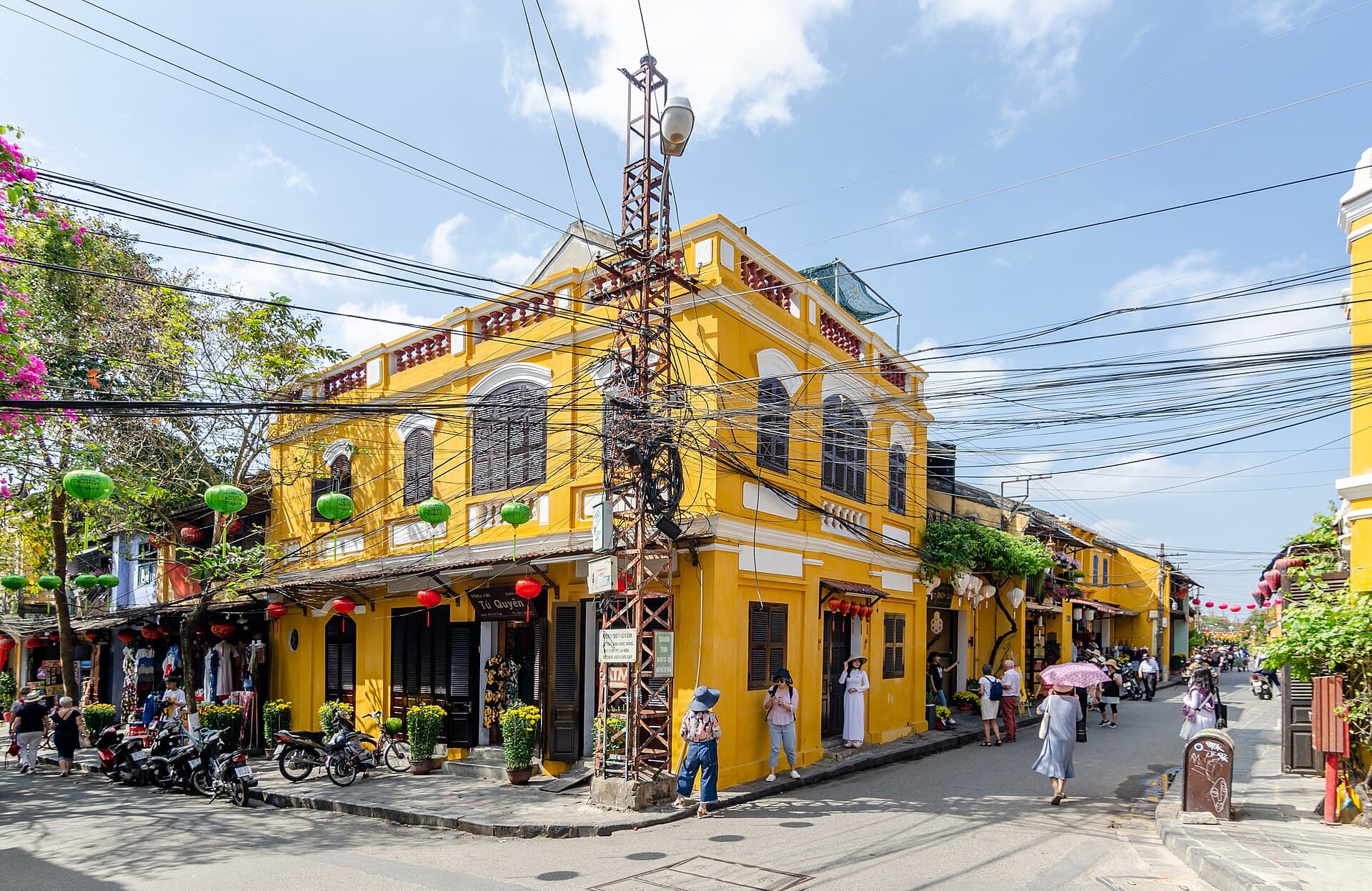 A street food crawl through Hoi An's old town